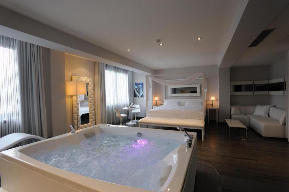 Park Hotel Sporting Teramo Bagian luar foto